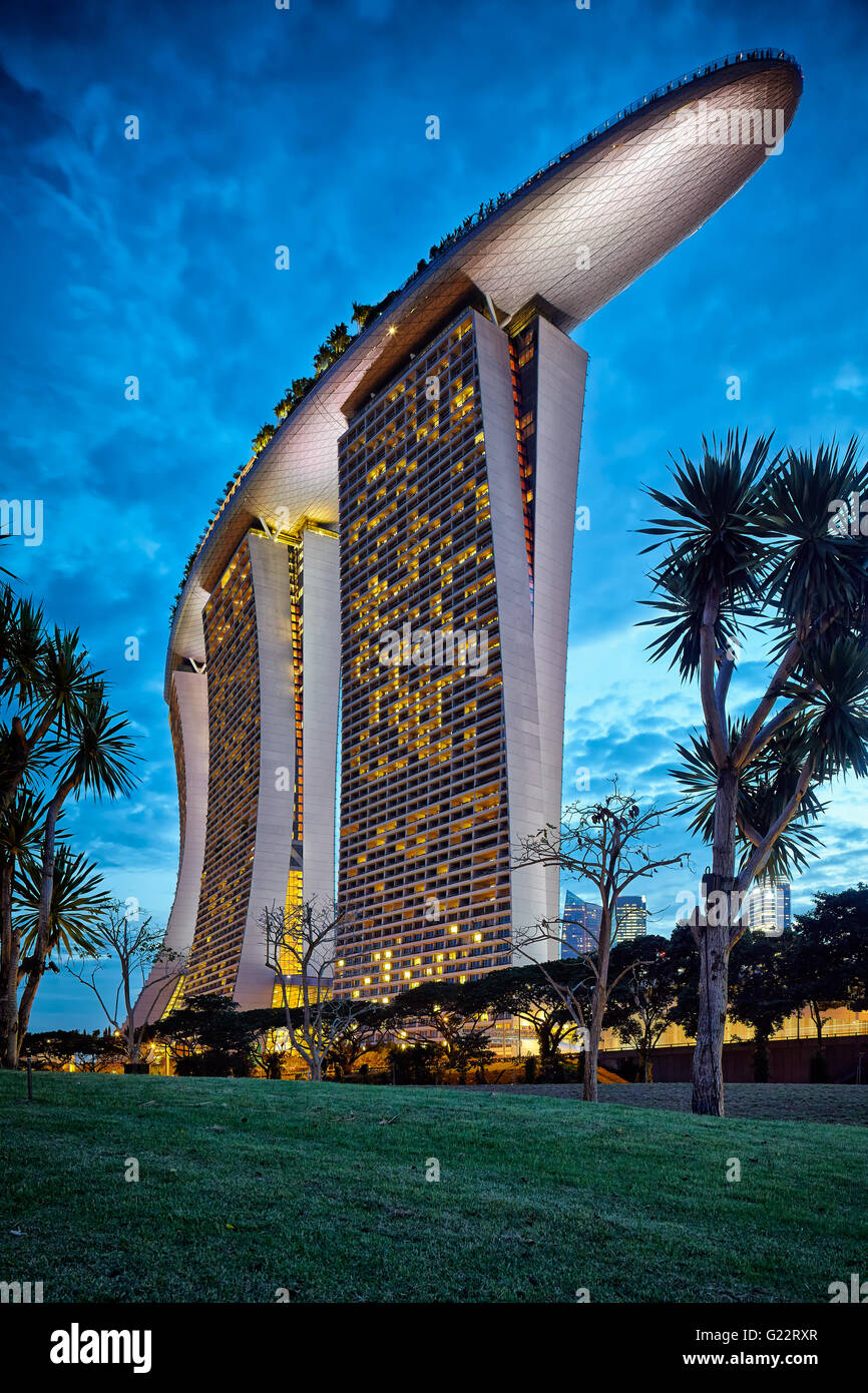 Esterno vista serale di Marina Bay Sands da giardini dalla baia di Marina Bay, a Singapore il 22 luglio 2012. Foto Stock