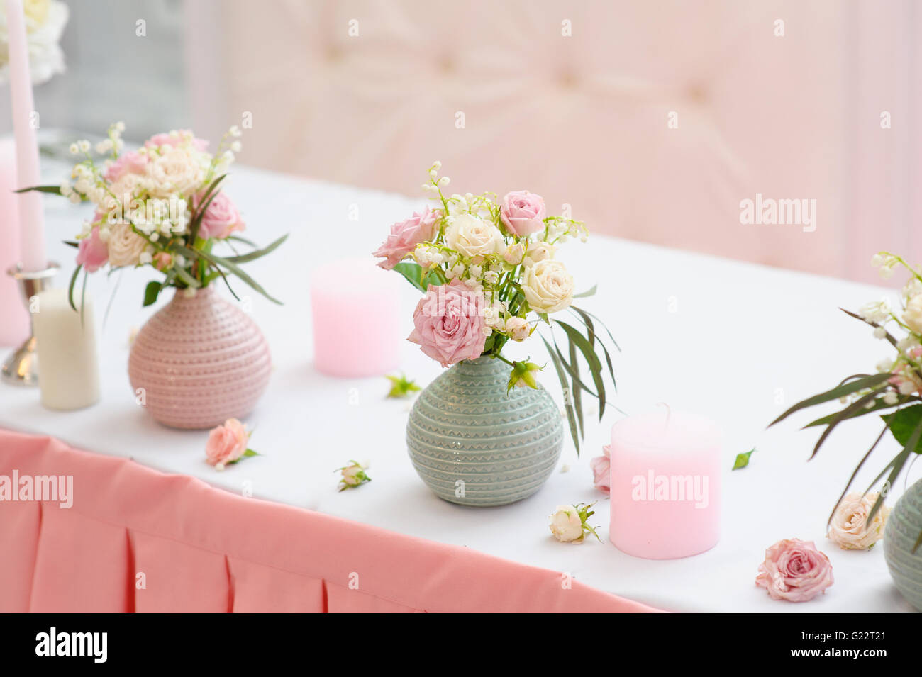 Bouquet di fiori in vaso al tavolo di nozze Foto Stock
