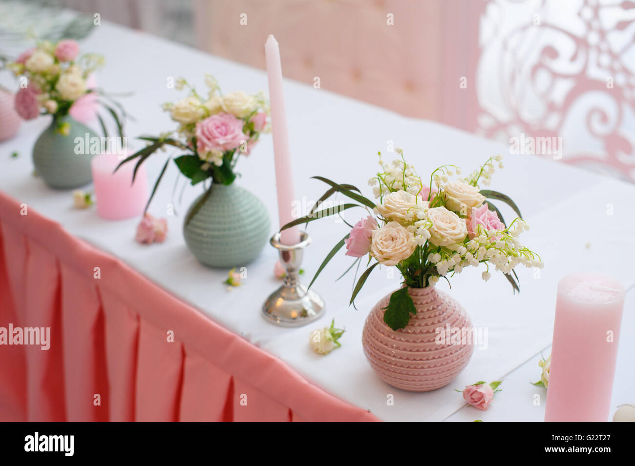 Bouquet di fiori in vaso al tavolo di nozze Foto Stock