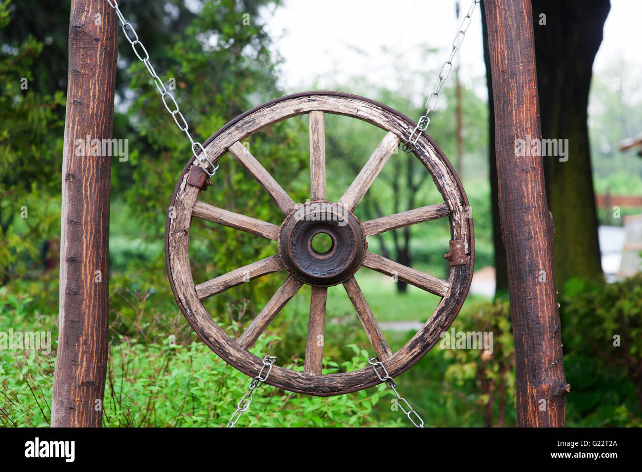 Vecchia ruota in legno da un carrello in villaggio Foto Stock