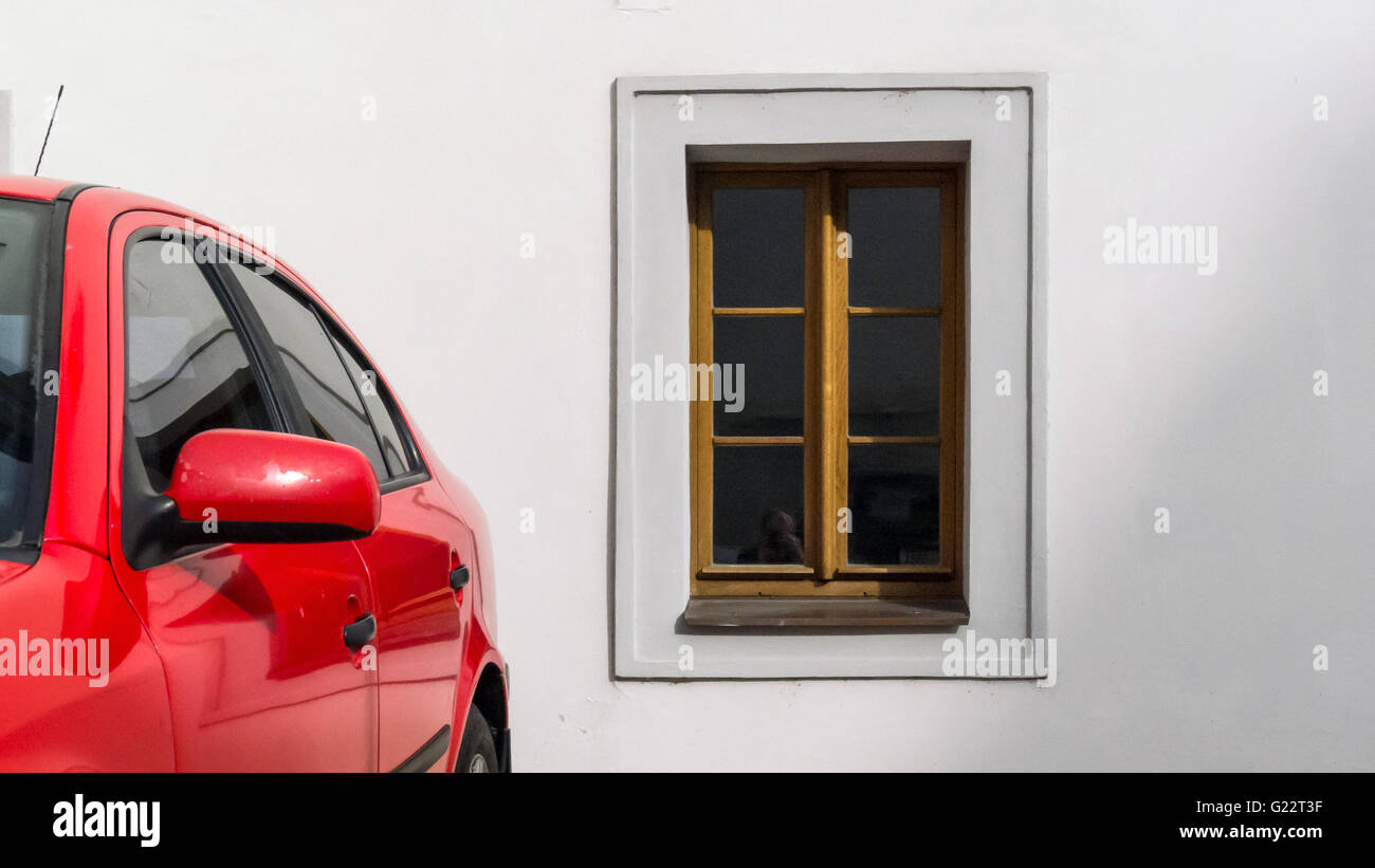 Vecchio e nuovo - un colore rosso brillante auto parcheggiate al di fuori del XII secolo il monastero di Strahov, Strahovský klášter, Praga, Repubblica ceca, Foto Stock