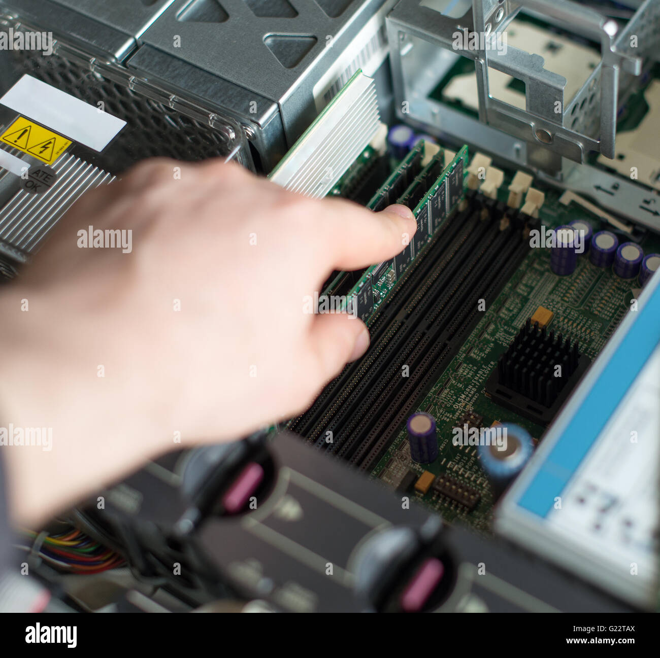 Tecnico informatico installazione della memoria RAM nella scheda madre. Foto Stock