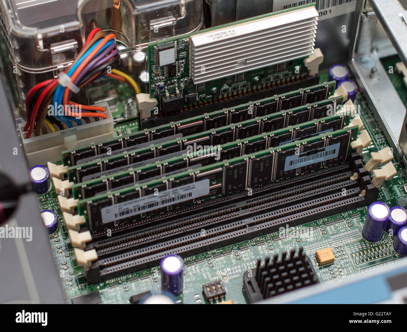 All'interno del PC server. Scheda madre e la memoria RAM Foto stock - Alamy