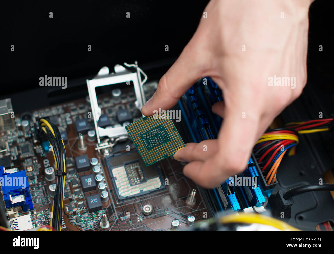 Tecnico informatico installazione di CPU nella scheda madre. Foto Stock