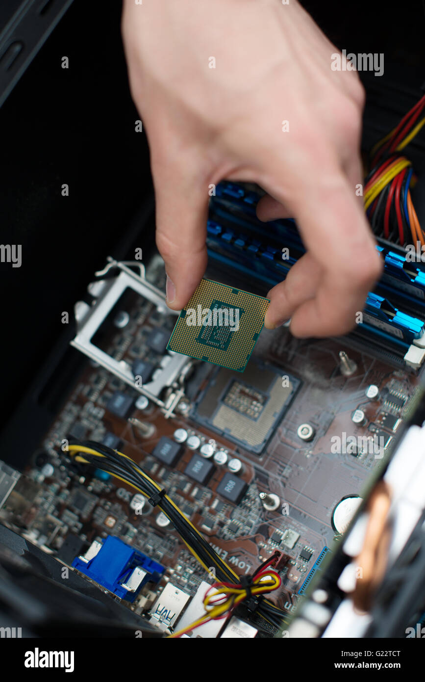 Tecnico informatico installazione di CPU nella scheda madre. Foto Stock