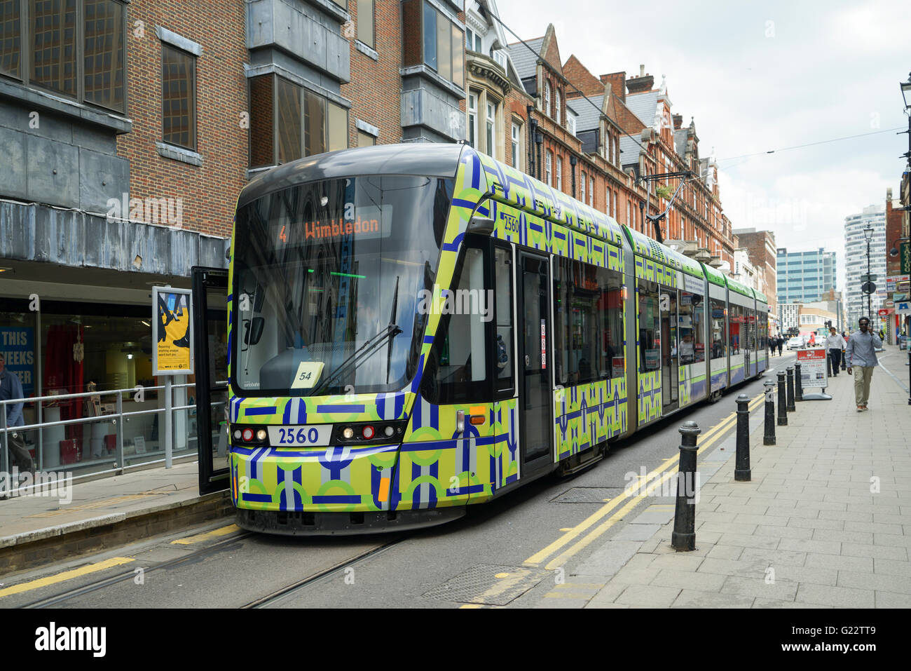 Croydon Tram Variobahn presso la George Street fermata in 'unwrapping' livrea -1 Foto Stock
