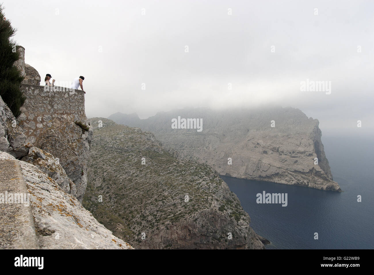 Un moody immagine della scogliera di Cap de Formentor con turisti guardando giù, Palma de Mallorca, Spagna, Mare, turismo, vacanze Foto Stock