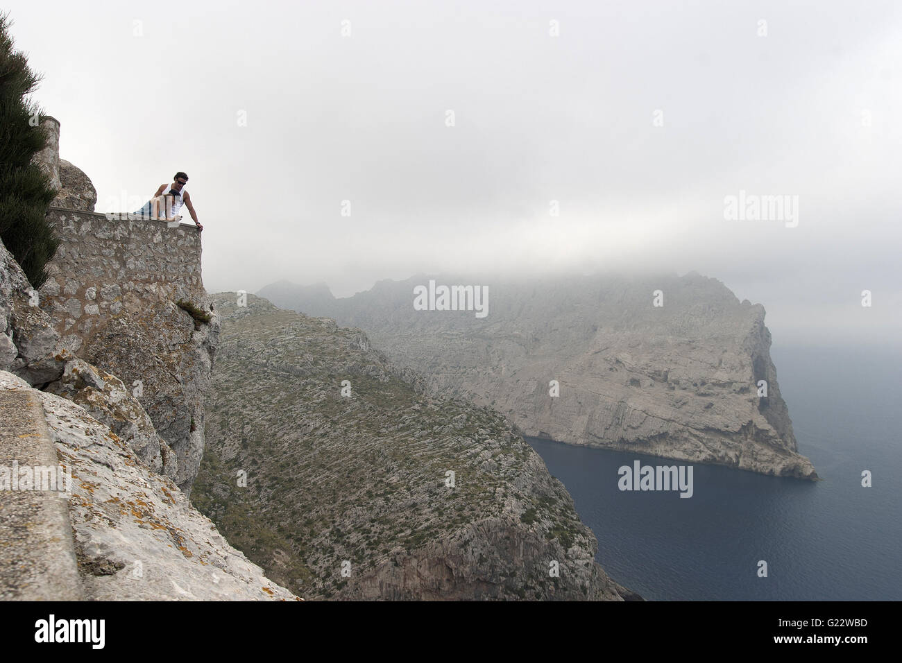 Un moody immagine della scogliera di Cap de Formentor con turisti guardando giù, Palma de Mallorca, Spagna, Mare, turismo, vacanze Foto Stock