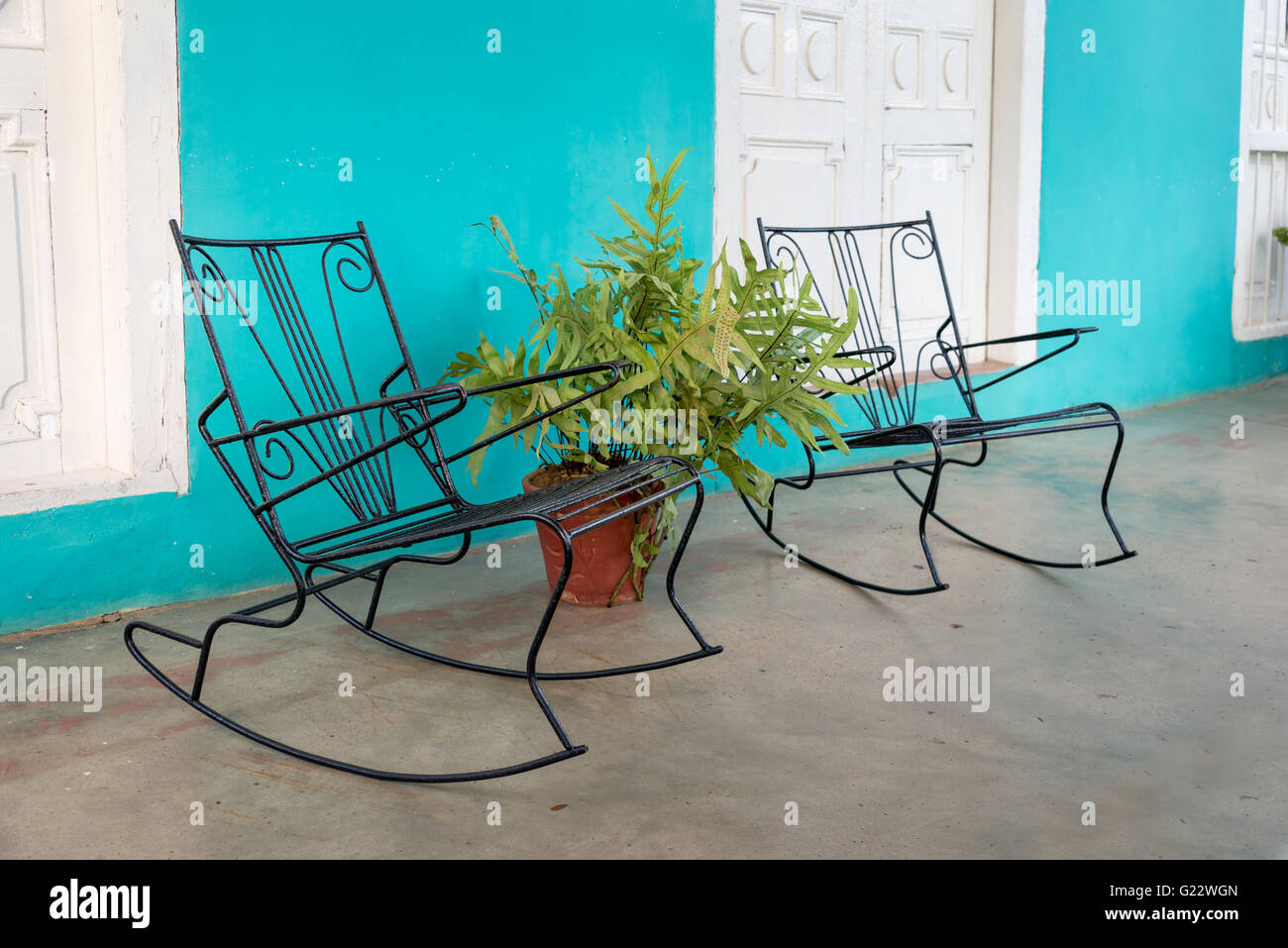 Sedie a dondolo in un patio di una casa in Vinales, Cuba Foto Stock