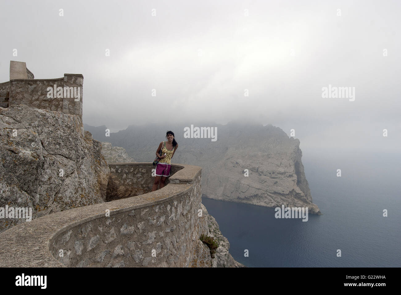 Un moody immagine della scogliera di Cap de Formentor con una bella turista, Palma de Mallorca, Spagna, Mare, turismo e vacanze Foto Stock