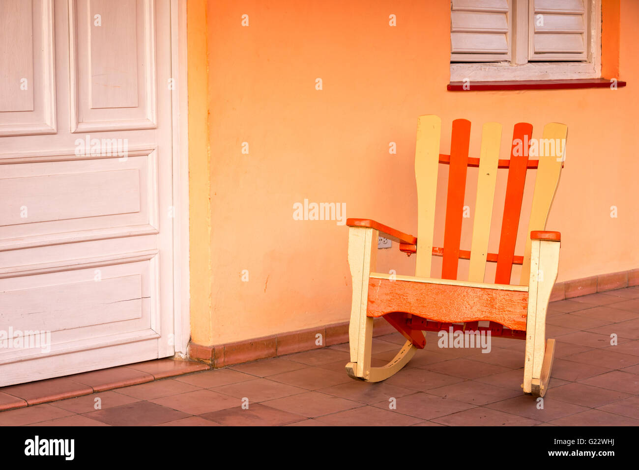 Sedia a dondolo in un patio di una casa in Vinales, Cuba Foto Stock