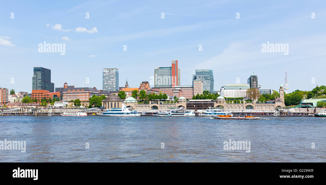 Panorama di St Pauli Piers sul fiume Elba presso il porto di Amburgo Foto Stock