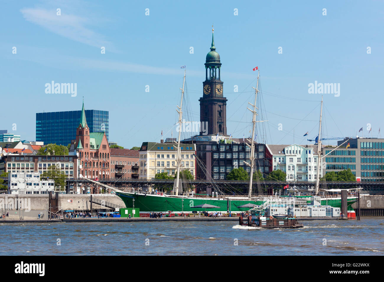 Lungomare di Amburgo con il famoso Michel chiesa e "Rickmer Rickmers' museo nave Foto Stock