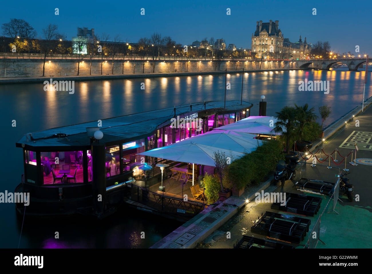 Ristorante nel fiume Senna, Parigi, Ile-de-France, Francia Foto Stock