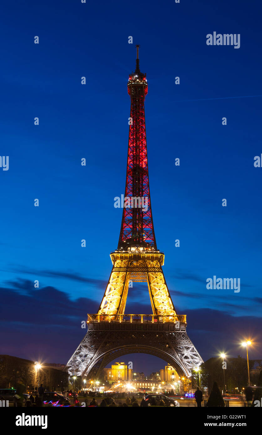 Torre Eiffel con i colori del Belgio, Parigi, Ile-de-France, Francia Foto Stock