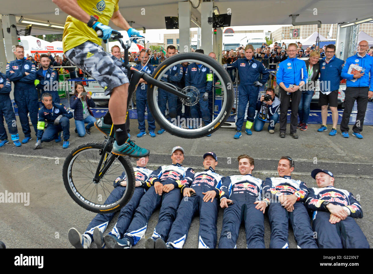 Matosinhos, Portogallo. 22 Maggio, 2016. WC Rally del Portogallo, ultimo giorno. La VW tecjnical team sono saltato sopra da un professional bike rider Credito: Azione Sport Plus/Alamy Live News Foto Stock