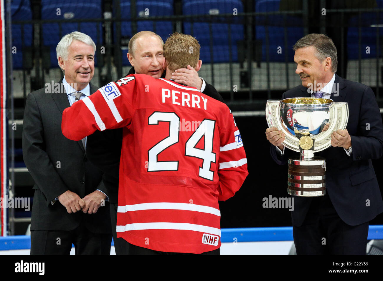 Mosca, Russia. 22 Maggio, 2016. Il presidente della Russia Vladimir Putin (seconda L)si congratula con Corey Perry del Canada durante la cerimonia di premiazione della IIHF Hockey su ghiaccio nel Campionato del Mondo a Mosca, in Russia, il 22 maggio 2016. Il Canada ha vinto 2-0 e rivendicato il titolo. Credito: Evgeny Sinitsyn/Xinhua/Alamy Live News Foto Stock