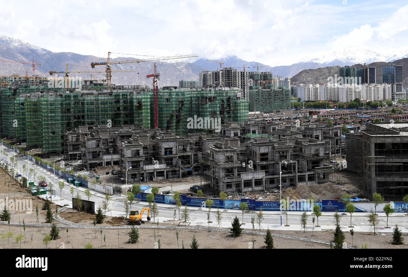 Lhasa Lhasa. 23 Maggio, 1951. Foto scattata il 22 Maggio 2016 mostra gli edifici residenziali che sono in costruzione a Lhasa, capitale del sud-ovest della Cina di regione autonoma del Tibet. Negli ultimi 65 anni, la città di Lhasa, ampliato la sua superficie coltivata a 100 metri quadrati, ha girato per essere una città mista, sia antichi che moderni. La regione del Tibet realizzato pacifica liberazione il 23 maggio 1951. © Chogo/Xinhua/Alamy Live News Foto Stock