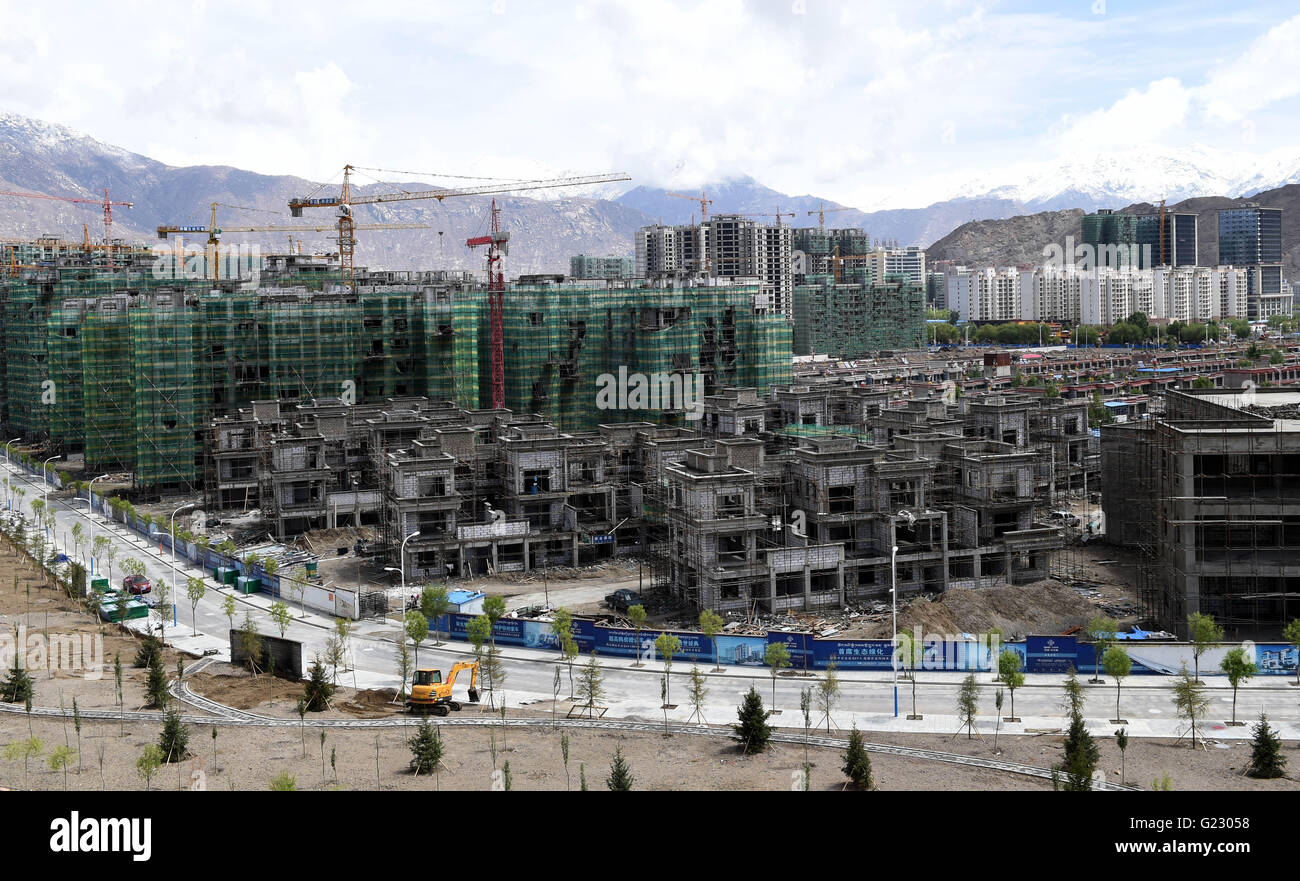 Lhasa Lhasa. 23 Maggio, 1951. Foto scattata il 22 Maggio 2016 mostra gli edifici residenziali che sono in costruzione a Lhasa, capitale del sud-ovest della Cina di regione autonoma del Tibet. Negli ultimi 65 anni, la città di Lhasa, ampliato la sua superficie coltivata a 100 chilometri quadrati ha girato per essere una città mista, sia antichi che moderni. La regione del Tibet realizzato pacifica liberazione il 23 maggio 1951. © Chogo/Xinhua/Alamy Live News Foto Stock