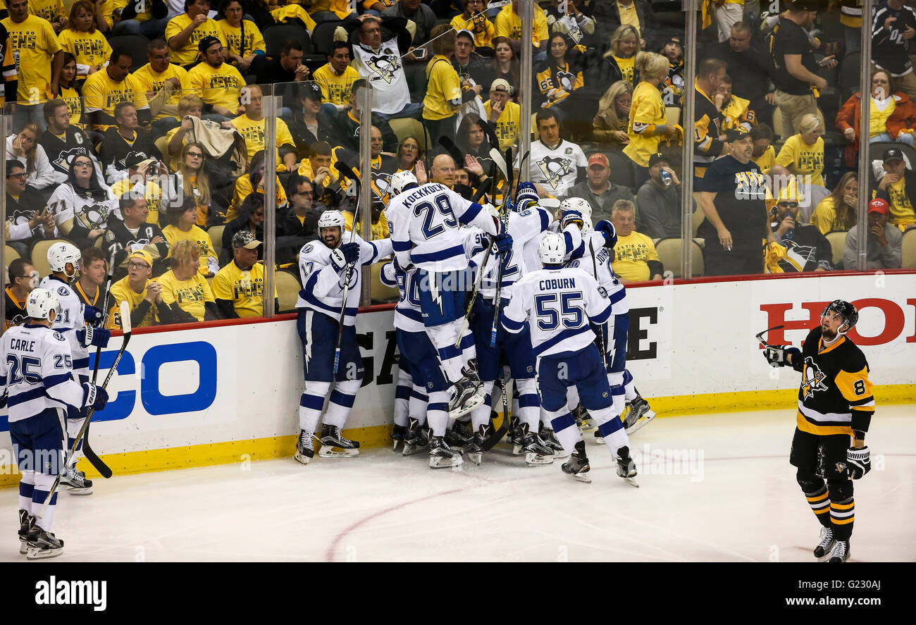 Tampa, Florida, Stati Uniti d'America. 22 Maggio, 2016. DIRK SHADD | Orari.Tampa Bay Lightning giocatori pila su Tampa Bay Lightning defenceman Jason Garrison (5) dopo il suo gol vince la partita di cinque finali orientali di congresso tra il Tampa Bay Lightning e i pinguini di Pittsburgh alla Console Energy Center in Pittsburgh, Pa., domenica 22 maggio, 2016. Il Tampa Bay Lightning battere i pinguini di Pittsburgh 4-3 in ore di lavoro straordinario. © Dirk Shadd/Tampa Bay volte/ZUMA filo/Alamy Live News Foto Stock