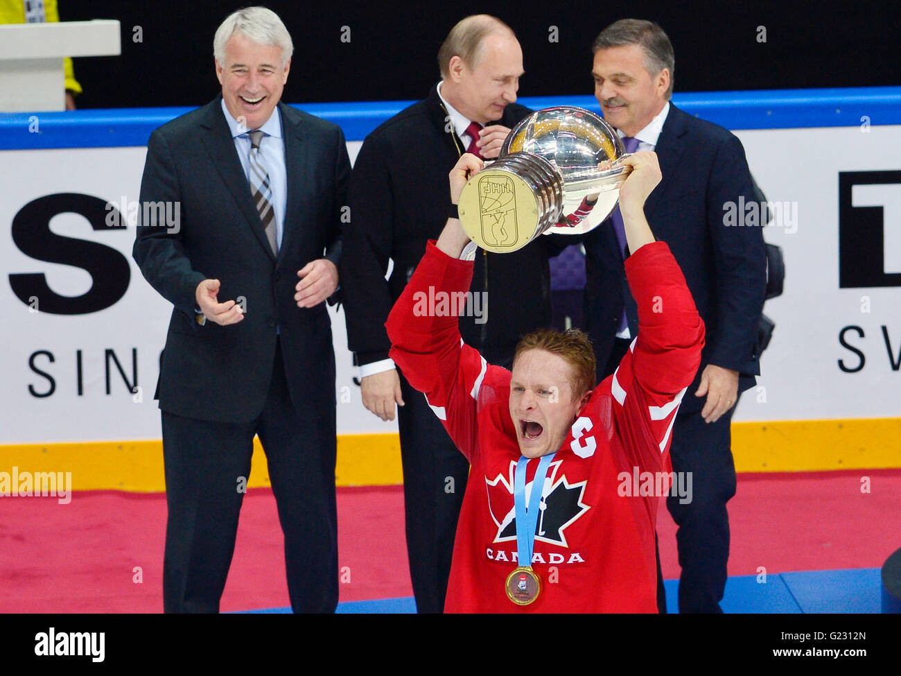 Mosca, Russia. 22 Maggio, 2016. Corey Perry (centro anteriore) detiene il trofeo dopo aver vinto i Campionati Mondiali di hockey su ghiaccio partita finale tra Finlandia e Canada, a Mosca, in Russia, domenica 22 maggio, 2016. Hockey Federation Presidente René Fasel (destra) parla con il presidente russo Vladimir Putin (centro). Credito: Roman Vondrous/CTK foto/Alamy Live News Foto Stock