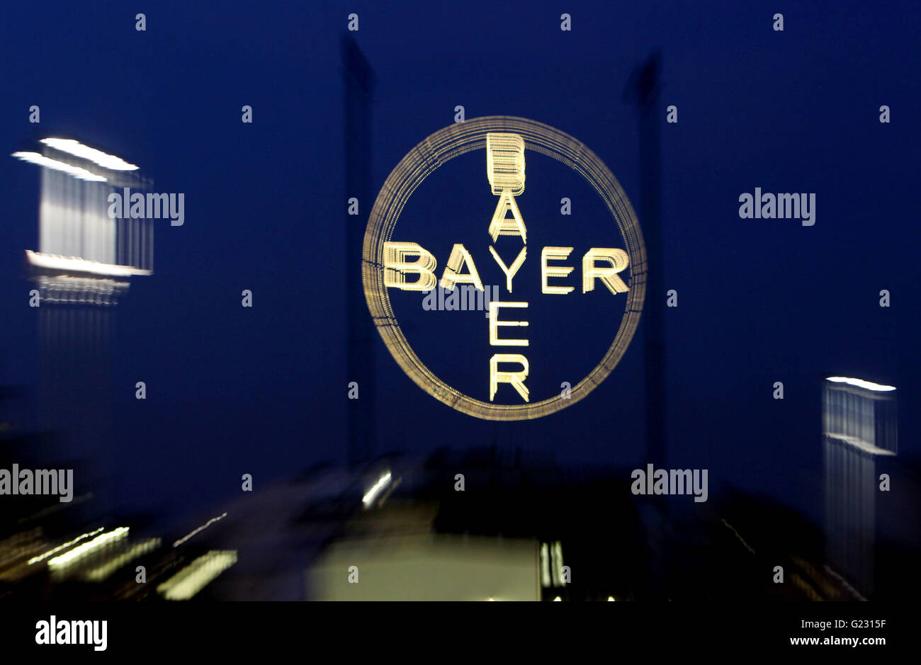 File - un file foto datata 10 marzo 2010 mostra la Bayer logo aziendale presso la sede della società a Leverkusen, Germania. Il settore chimico e farmaceutico azienda azienda presenterà i suoi dati di bilancio 2011 il 28 febbraio 2012. Foto: Oliver Berg | Utilizzo di tutto il mondo Foto Stock