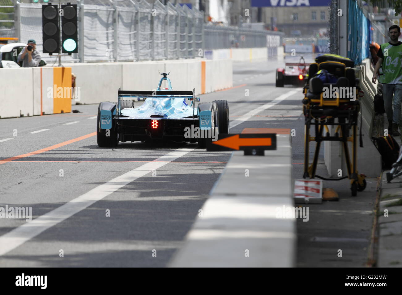 Berlino, Germania. 21 Maggio, 2016. Una valutazione nella formula e a Berlino accelerare tra Alexanderplatz e Strausbergerplatz la vettura da gara a 230 km/h con due rette e curve di undici. Un totale di 48 giri e 97.44 km sono azionati. Nove squadre con 22 guida.La Svizzera pilota Renault Sebastien Buemi è il vincitore. Il secondo posto Daniel Abt (Kempten) e al terzo posto, il brasiliano Lucas di Grassi (entrambi del Team ABT). Per l'ex pilota di Formula 1 Nick Heidfeld (Mönchengladbach/Mahindra Racing) che andavano dal XV partendo settimo rango. © Simone Kuhlmey/Pacific Press/Alamy Live News Foto Stock