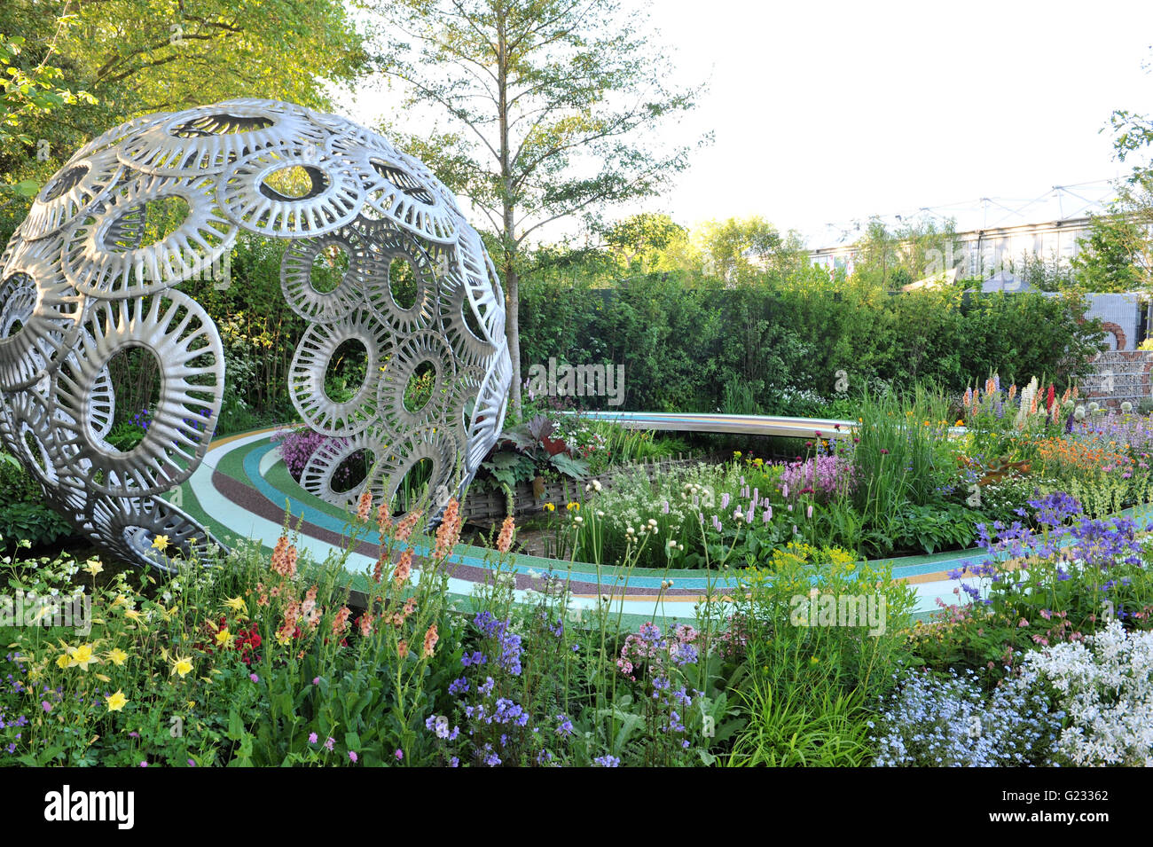 Londra, Regno Unito. 23 Maggio, 2016. Il Brewin Dolphin Garden - Forever Freefolk (progettata da Rosy Hardy), uno dei 17 belle ed eleganti giardini mostra sul display a 2016 RHS Chelsea Flower Show che si è aperto oggi, Londra, Regno Unito. Credito: Michael Preston/Alamy Live News Foto Stock