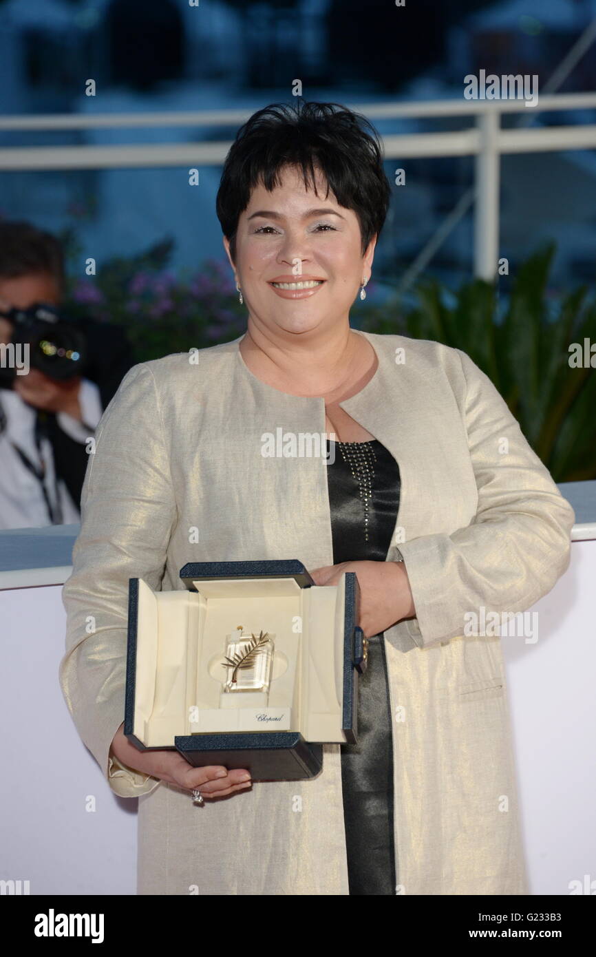 Cannes, Francia. 11 Maggio, 2016. CANNES, Francia - 22 Maggio: Jaclyn Jose pone dopo essersi aggiudicato il premio come migliore attrice per il film ?Ma?Rosa? Durante la Palme d'Or vincitore Photocall durante la sessantanovesima annuale di Cannes Film Festival presso il Palais des Festivals il 22 maggio 2016 a Cannes, Francia. © Federico Injimbert/ZUMA filo/Alamy Live News Foto Stock