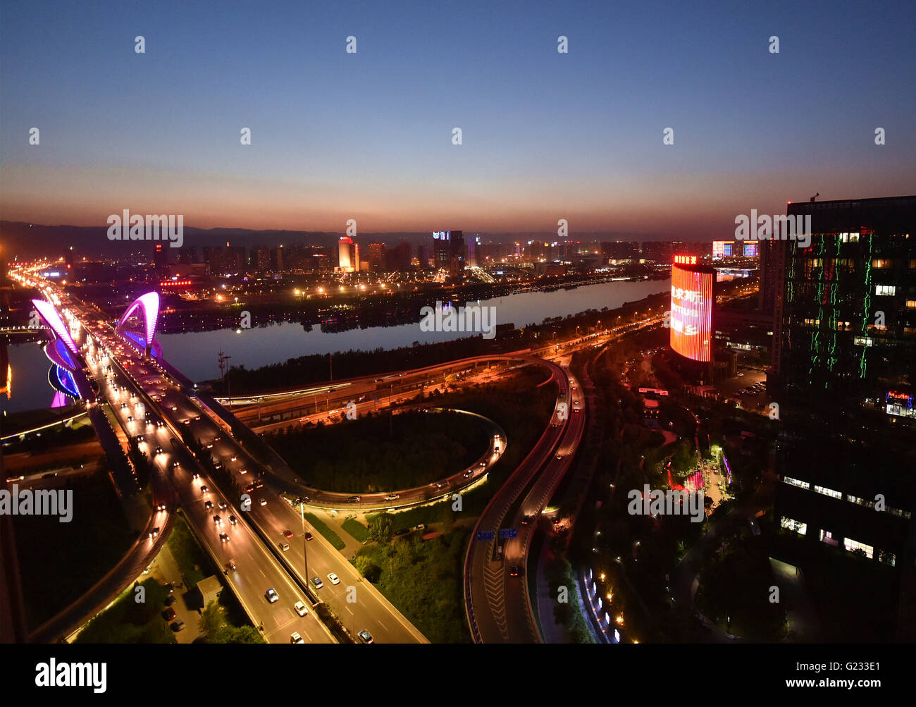 Taiyuan. 16 Maggio, 2016. Foto scattata il 16 Maggio 2016 mostra scena notturna del Riverside park di Fenhe fiume di Taiyuan, Cina del nord della provincia di Shanxi. In passato numerose imprese e miniere situate lungo il fiume Fenhe nello Shanxi, grande della Cina di energia e industria chimica di base, ha creato seri problemi di inquinamento lungo il fiume. Al giorno d'oggi, ardui sforzi effettuati dai governi a tutti i livelli hanno portato a miglioramenti significativi sia in qualità di acqua e ambiente del fiume. © Cao Yang/Xinhua/Alamy Live News Foto Stock