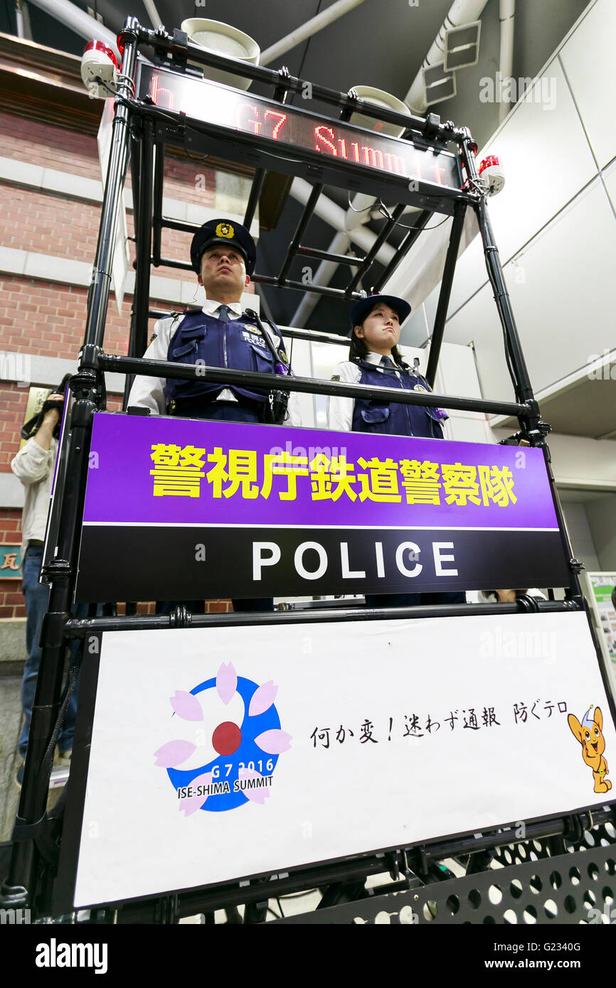 Gli ufficiali di polizia pattuglia da stand durante una presentazione delle misure di sicurezza nella stazione di Tokyo il 23 maggio 2016, Tokyo, Giappone. Tokyo Metropolitan Police Department ha introdotto misure di sicurezza extra davanti a due giorni di G-7 Leaders Summit che si terrà a Ise-Shima, nella Prefettura di Mie in Giappone occidentale dal 26 maggio. Stazioni ferroviarie e della metropolitana hanno chiuso anche il loro trash lattine e aggiunto cartelli di avvertimento nel loro stazioni. Nel frattempo Mie Prefectural la polizia ha cominciato a restringere la voce di Kashikojima e l'area sommitale. © Rodrigo Reyes Marin/AFLO/Alamy Live News Foto Stock