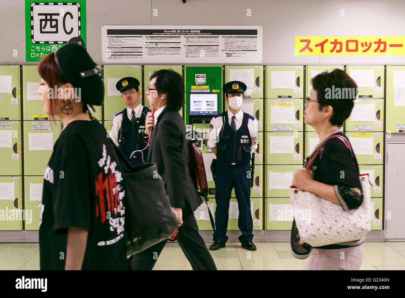 Gli ufficiali di polizia pattugliano la Stazione di Tokyo il 23 maggio 2016, Tokyo, Giappone. Tokyo Metropolitan Police Department ha introdotto misure di sicurezza extra davanti a due giorni di G-7 Leaders Summit che si terrà a Ise-Shima, nella Prefettura di Mie in Giappone occidentale dal 26 maggio. Stazioni ferroviarie e della metropolitana hanno chiuso anche il loro trash lattine e aggiunto cartelli di avvertimento nel loro stazioni. Nel frattempo Mie Prefectural la polizia ha cominciato a restringere la voce di Kashikojima e l'area sommitale. © Rodrigo Reyes Marin/AFLO/Alamy Live News Foto Stock