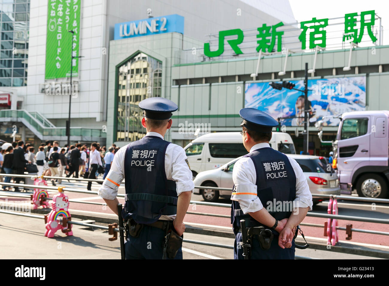 Gli ufficiali di polizia pattuglia di Stazione di Shinjuku il 23 maggio 2016, Tokyo, Giappone. Tokyo Metropolitan Police Department ha introdotto misure di sicurezza extra davanti a due giorni di G-7 Leaders Summit che si terrà a Ise-Shima, nella Prefettura di Mie in Giappone occidentale dal 26 maggio. Stazioni ferroviarie e della metropolitana hanno chiuso anche il loro trash lattine e aggiunto cartelli di avvertimento nel loro stazioni. Nel frattempo Mie Prefectural la polizia ha cominciato a restringere la voce di Kashikojima e l'area sommitale. © Rodrigo Reyes Marin/AFLO/Alamy Live News Foto Stock