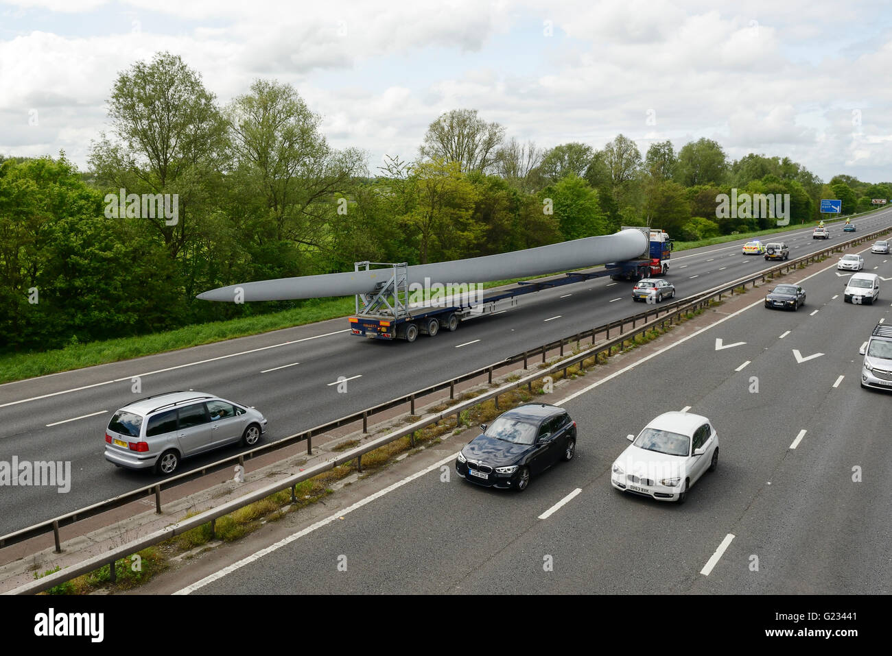 Helsby, Cheshire, Regno Unito. Il 23 maggio 2016. Un 45 metri lungo la turbina eolica lama essendo trasportati sotto la scorta della polizia. Il veicolo ha percorso dal porto di Liverpool e si sta avvicinando al bivio 14 della M56 autostrada dove uscirà a Frodsham Wind Farm progetto attualmente in costruzione. Andrew Paterson/Alamy Live News Foto Stock