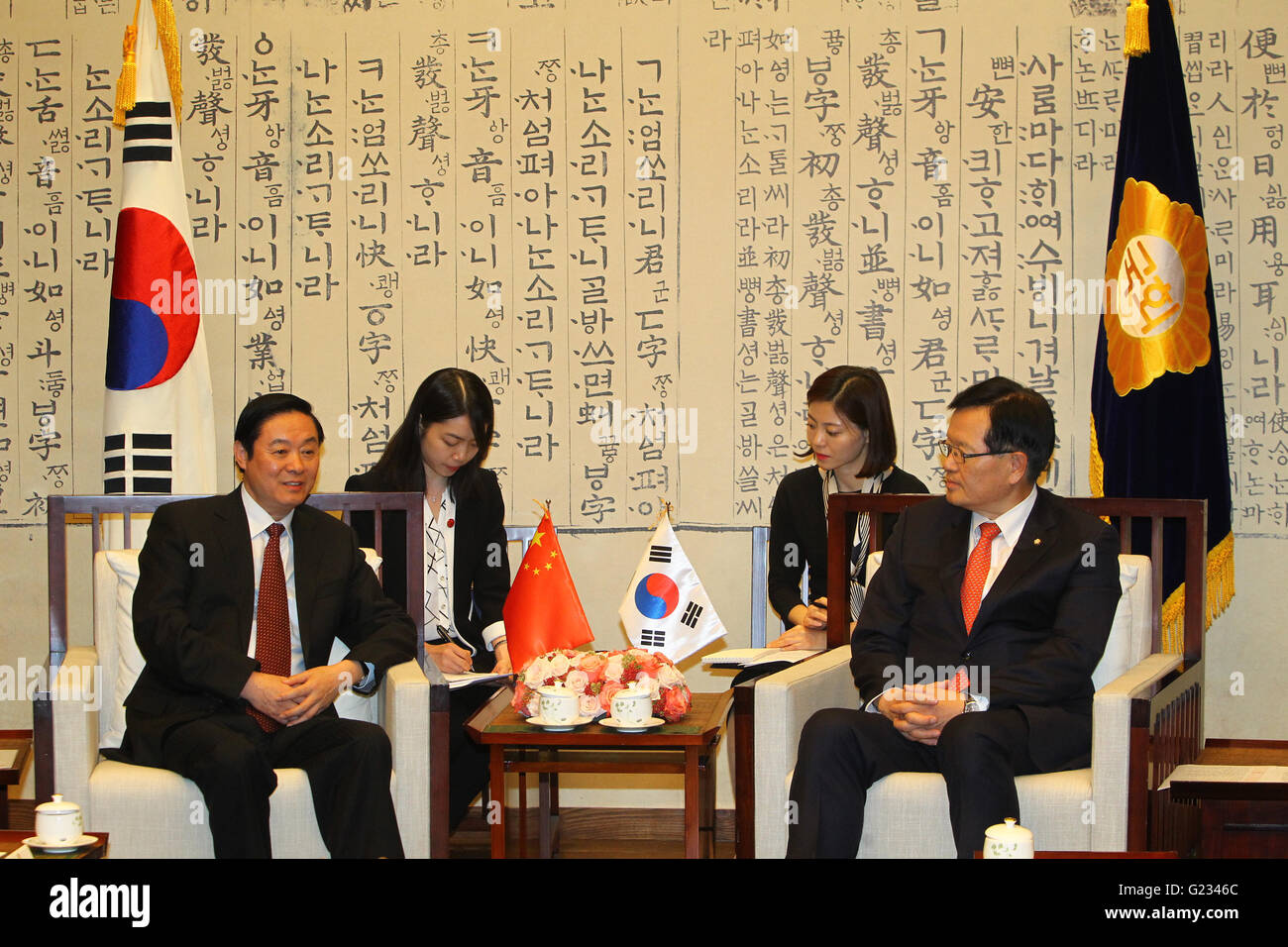 (160523) -- Seoul, 23 maggio 2016 (Xinhua) -- Liu Qibao (L, anteriore), capo del dipartimento Pubblicità del Partito Comunista della Cina (CPC) Comitato Centrale, risponde con altoparlante del Sud Assemblea nazionale coreana Chung Eui-hwa (R) anteriore a Seul, Corea del Sud, il 23 maggio 2016. (Xinhua/Yao Qilin) Foto Stock