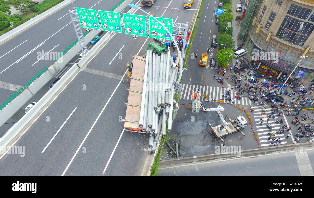 Shanghai. 23 Maggio, 2016. Lavoratori clean up sito incidente dopo un over-carrello caricato capovolto su un ponte di mezzo anello stradale nell est della Cina di Shanghai, 23 maggio 2016. Il carrello caricato con tubazioni in calcestruzzo ha spinto sul ponte illegalmente e rovesciato, causando una grande rottura sul ponte. Senza lesioni o incidenti sono stati segnalati. I lavori di riparazione è in corso. © Liang Hongru/Xinhua/Alamy Live News Foto Stock