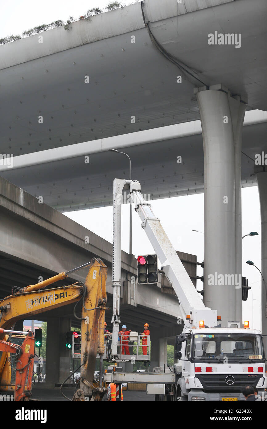 Shanghai. 23 Maggio, 2016. I lavori di riparazione è in corso dopo un over-carrello caricato capovolto su un ponte di mezzo anello stradale nell est della Cina di Shanghai, 23 maggio 2016. Il carrello caricato con tubazioni in calcestruzzo ha spinto sul ponte illegalmente e rovesciato, causando una grande rottura sul ponte. Senza lesioni o incidenti sono stati segnalati. Credito: Pei Xin/Xinhua/Alamy Live News Foto Stock
