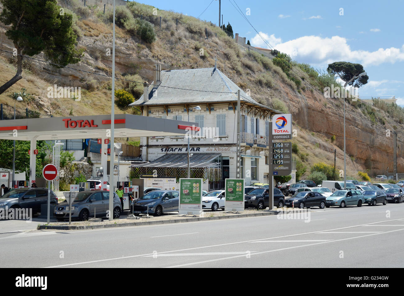 Marseille, Francia. 23 Maggio, 2016. Gli automobilisti in coda per la benzina in Francia. Colpisce con la chiave le raffinerie di petrolio in Francia, da parte dei lavoratori contrari al governo le riforme del lavoro hanno portato ad una scarsità di benzina, panico e ampie code alle stazioni di benzina. Immagine fotografata a Marsiglia, Francia. Credito: Chris Hellier/Alamy Live News Foto Stock