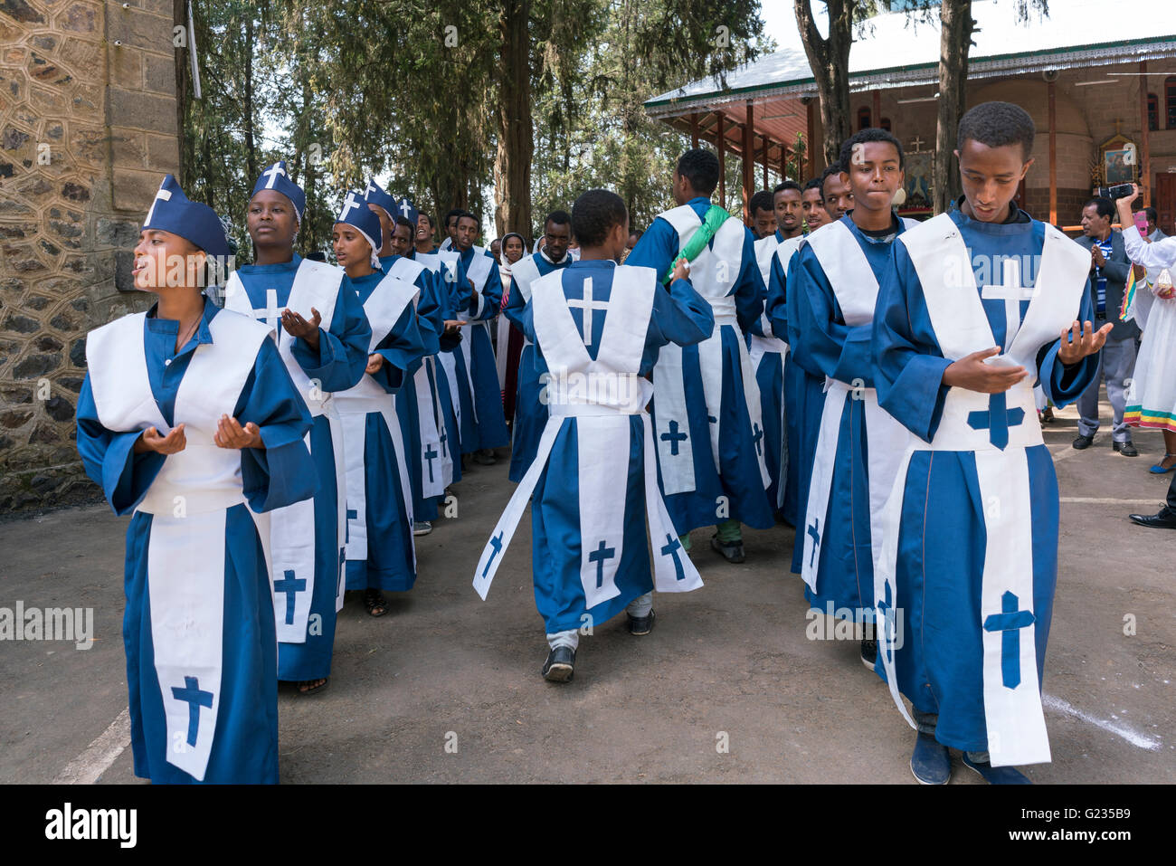 Etiopia AD ADDIS ABEBA - 21 Maggio: un giovane membro della chiesa ortodossa etiope coro e cantare il canto accompagnato da un tamburo durante un coloratissimo corteo Maggio 21, 2016 ad Addis Abeba, Etiopia Foto Stock