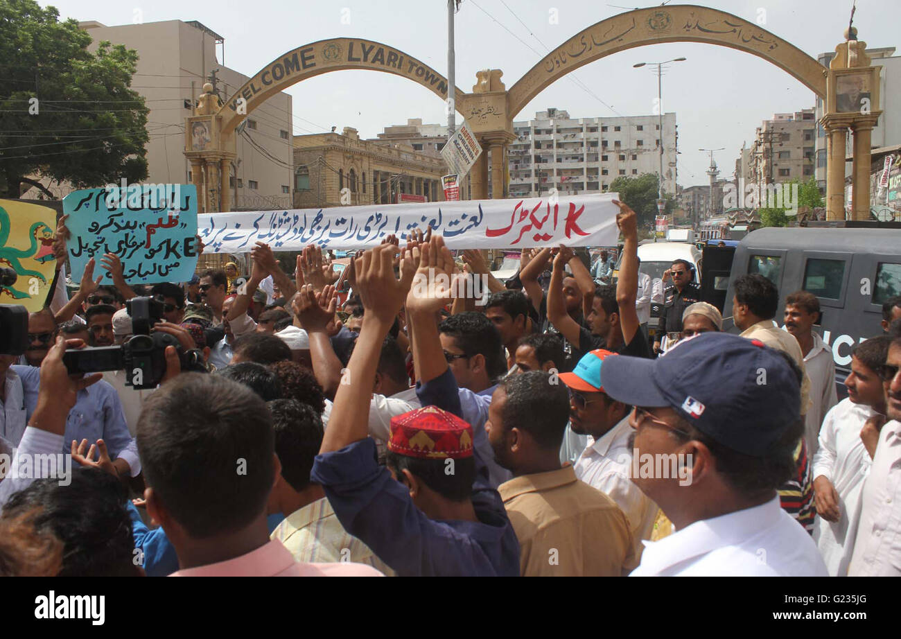 I residenti di Lyari sono in possesso di una protesta contro il rally prolungare il carico elettrico spargimento come essi si stanno muovendo verso la K-sede centrale elettrica per la dimostrazione della leadership dei popoli partito MPA Javed Nagori e MPA Sania Naz, a Lyari a Karachi il lunedì 23 maggio, 2016. Foto Stock
