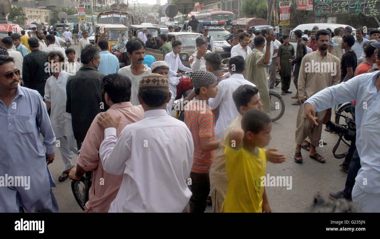 I residenti di Lyari sono in possesso di una protesta contro il rally prolungare il carico elettrico spargimento come essi si stanno muovendo verso la K-sede centrale elettrica per la dimostrazione della leadership dei popoli partito MPA Javed Nagori e MPA Sania Naz, a Lyari a Karachi il lunedì 23 maggio, 2016. Foto Stock