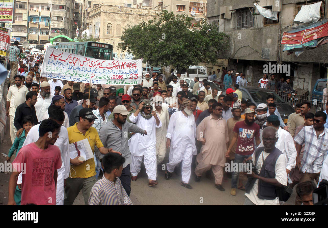 I residenti di Lyari sono in possesso di una protesta contro il rally prolungare il carico elettrico spargimento come essi si stanno muovendo verso la K-sede centrale elettrica per la dimostrazione della leadership dei popoli partito MPA Javed Nagori e MPA Sania Naz, a Lyari a Karachi il lunedì 23 maggio, 2016. Foto Stock