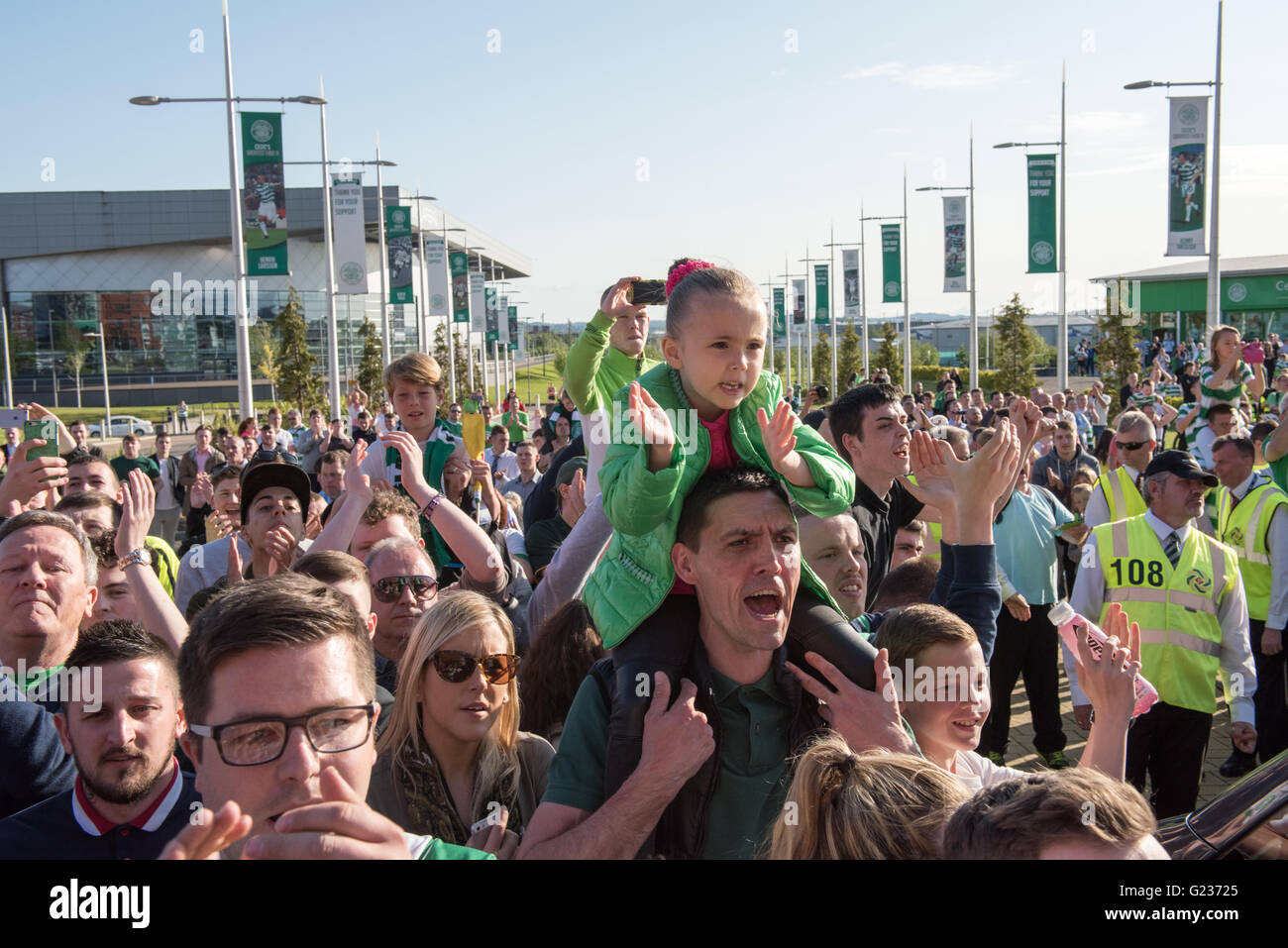 Brendan Rodgers è accolto da una folla di tifosi Celtico al Celtic Park, Glasgow, Scotland, Regno Unito. 23 Maggio, 2016. Migliaia di fan si sono radunati presso il Celtic stadium per dare il benvenuto al nuovo manager per il club. Credito: Tony Clerkson/Alamy Live News Foto Stock