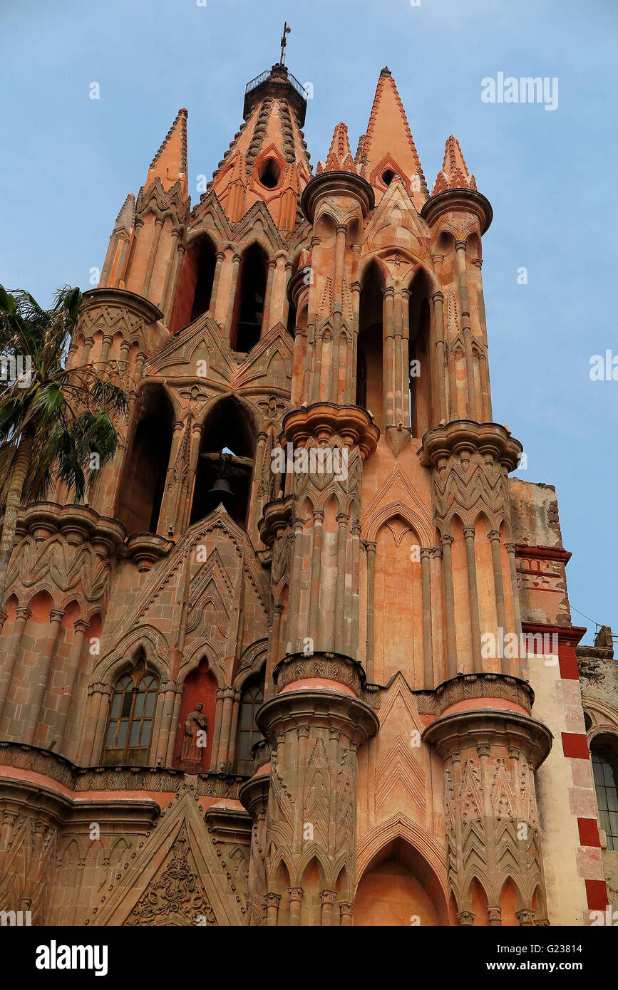 San Miguel De Allende, Messico. Xviii Apr, 2016. La Parroquia de San Miguel al tramonto. La chiesa fronti su El Jardin, un parco centrale e luogo di incontro per San Miguel residenti e turisti. (Credito Immagine: © Julie Rogers/via ZUMA filo) Foto Stock