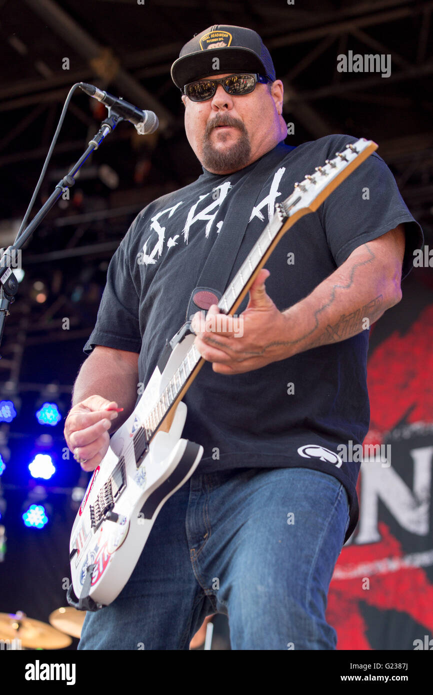 Columbus, Ohio, Stati Uniti d'America. 22 Maggio, 2016. Il chitarrista FLETCHER DRAGGE di Pennywise suona dal vivo durante la roccia sulla gamma festival di musica al Columbus Crew Stadium di Columbus, Ohio Credit: Daniel DeSlover/ZUMA filo/Alamy Live News Foto Stock