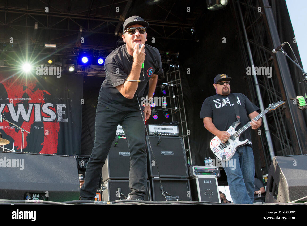 Columbus, Ohio, Stati Uniti d'America. 22 Maggio, 2016. Il cantante Jim LINDBERG (L) e FLETCHER DRAGGE Pennywise di esibirsi dal vivo durante la roccia sulla gamma festival di musica al Columbus Crew Stadium di Columbus, Ohio Credit: Daniel DeSlover/ZUMA filo/Alamy Live News Foto Stock