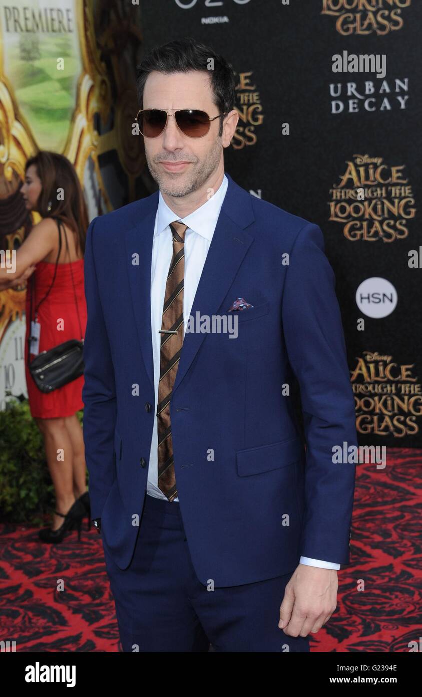 Los Angeles, CA, Stati Uniti d'America. 23 Maggio, 2016. Sacha Baron Cohen presso gli arrivi per Alice attraverso il Looking Glass Premiere, El Capitan theater, Los Angeles, CA Maggio 23, 2016. Credito: Dee Cercone/Everett raccolta/Alamy Live News Foto Stock