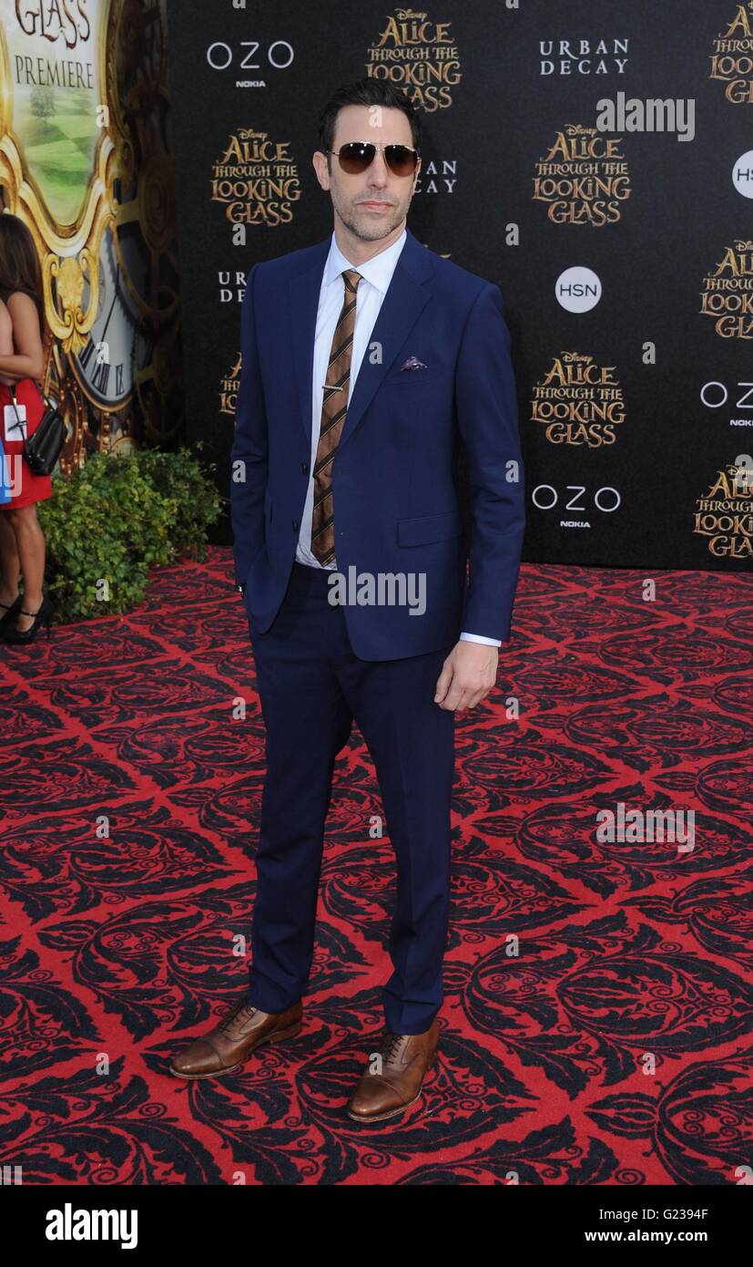 Los Angeles, CA, Stati Uniti d'America. 23 Maggio, 2016. Sacha Baron Cohen presso gli arrivi per Alice attraverso il Looking Glass Premiere, El Capitan theater, Los Angeles, CA Maggio 23, 2016. Credito: Dee Cercone/Everett raccolta/Alamy Live News Foto Stock
