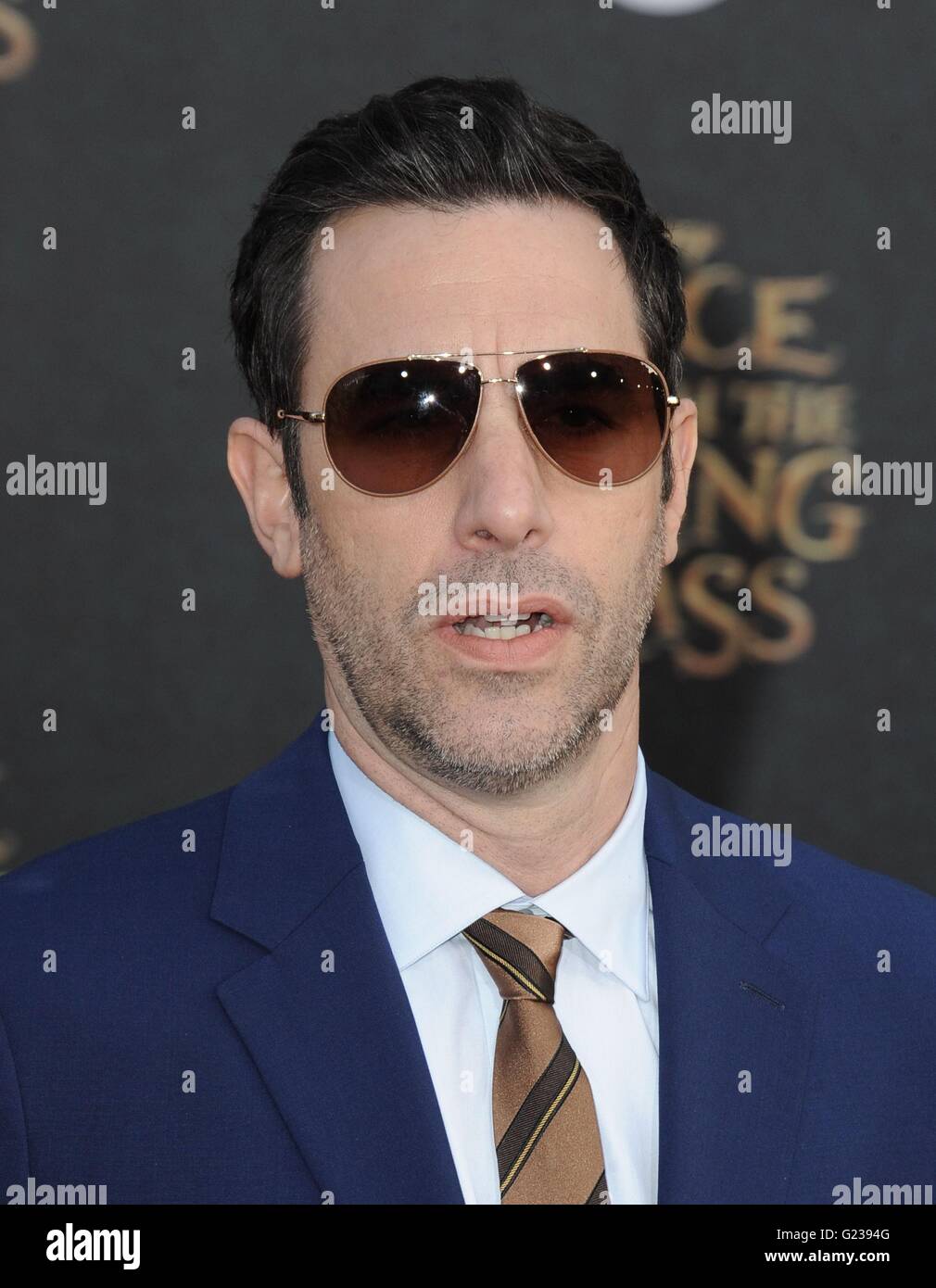 Los Angeles, CA, Stati Uniti d'America. 23 Maggio, 2016. Sacha Baron Cohen presso gli arrivi per Alice attraverso il Looking Glass Premiere, El Capitan theater, Los Angeles, CA Maggio 23, 2016. Credito: Dee Cercone/Everett raccolta/Alamy Live News Foto Stock