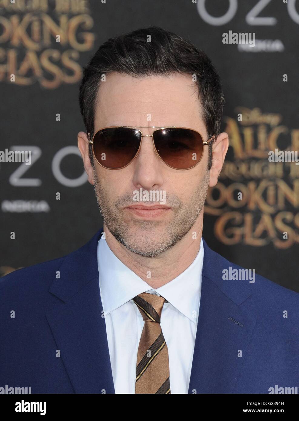 Los Angeles, CA, Stati Uniti d'America. 23 Maggio, 2016. Sacha Baron Cohen presso gli arrivi per Alice attraverso il Looking Glass Premiere, El Capitan theater, Los Angeles, CA Maggio 23, 2016. Credito: Dee Cercone/Everett raccolta/Alamy Live News Foto Stock